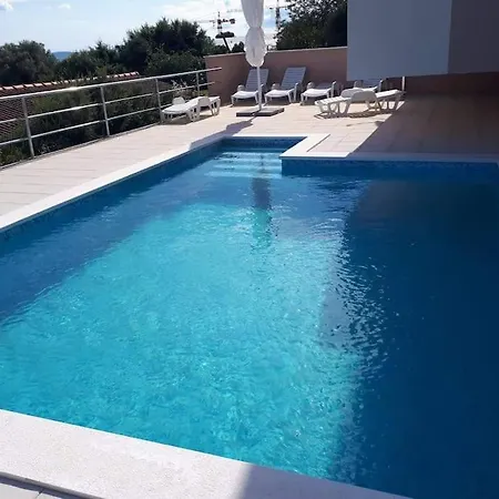 Sea View With Swimming Pool Near Apartment