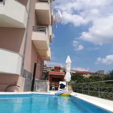 Sea View With Swimming Pool Near Lägenhet Split